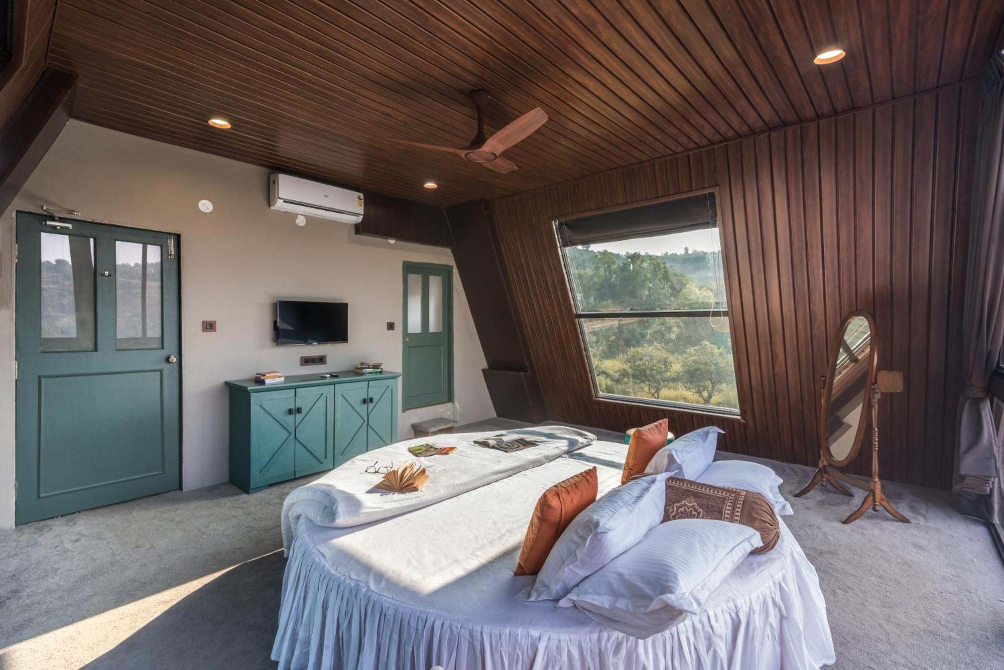 Saffronstays A Vantage, Panchgani - A Pyramid Shaped Unique Luxury Villa With Infinity Valley Views Eksteriør bilde